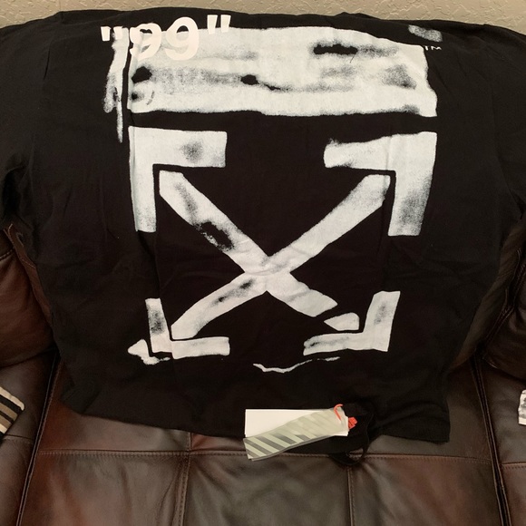 Brand “OFF WHITE” Men’s size Large Tee. Brand new! - Picture 2 of 3
